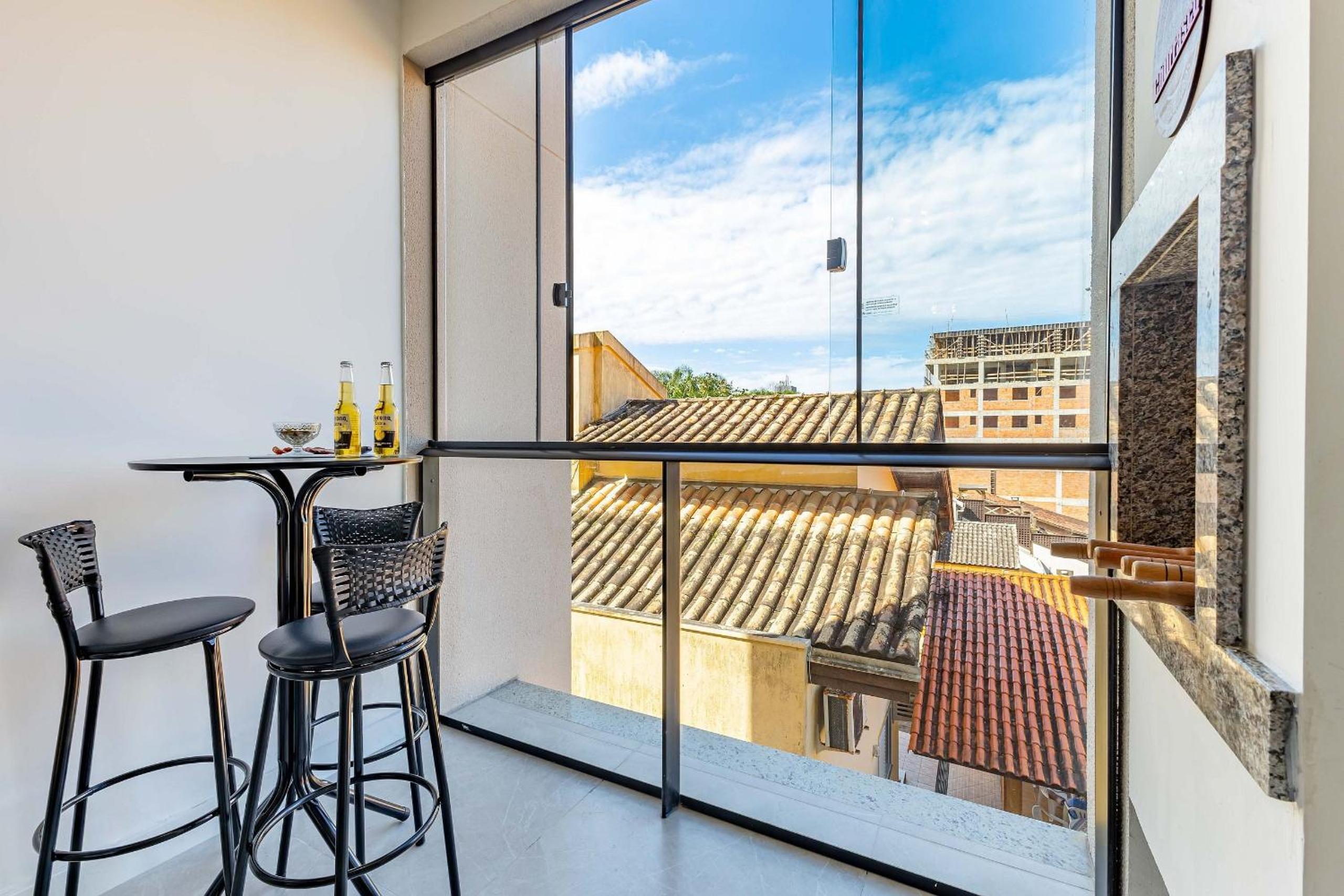 Apartamento em Condomínio com Piscina Pertinho do Mar