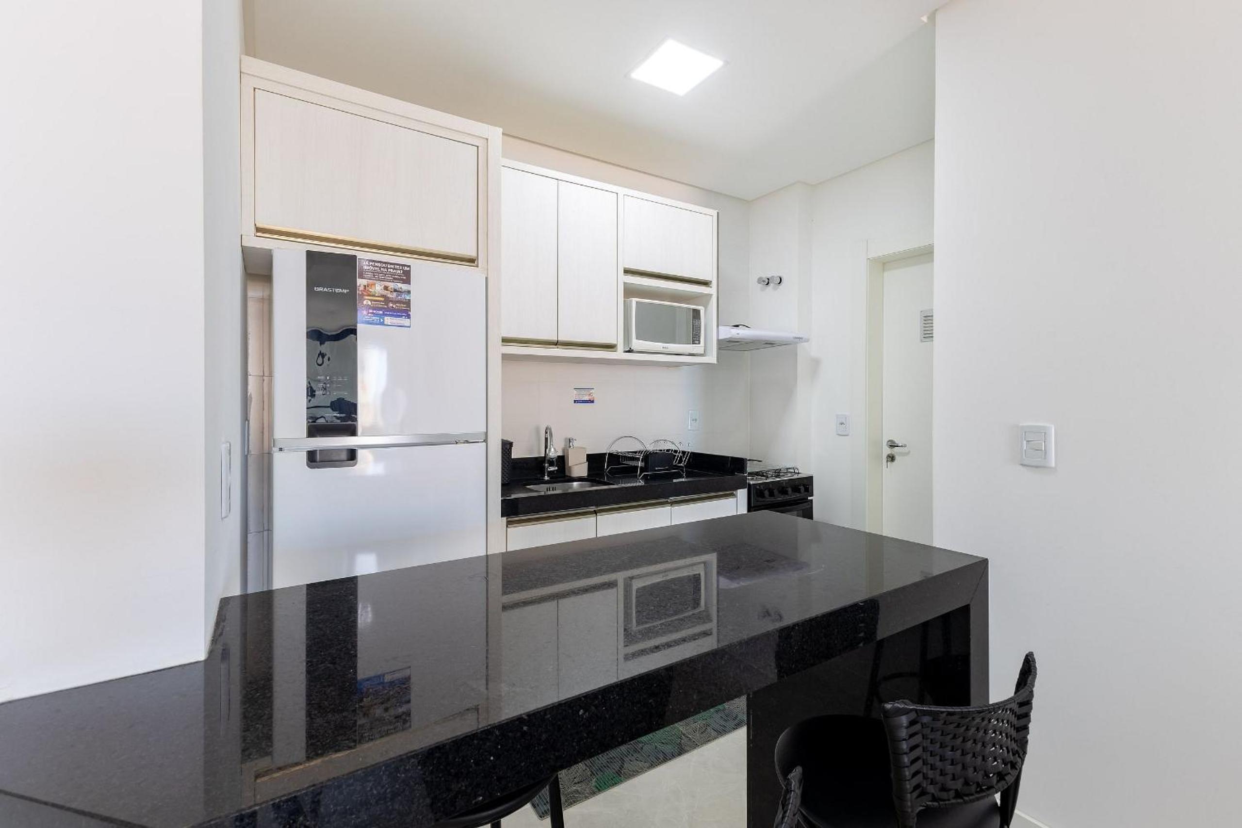 Apartamento em Condomínio com Piscina Pertinho do Mar