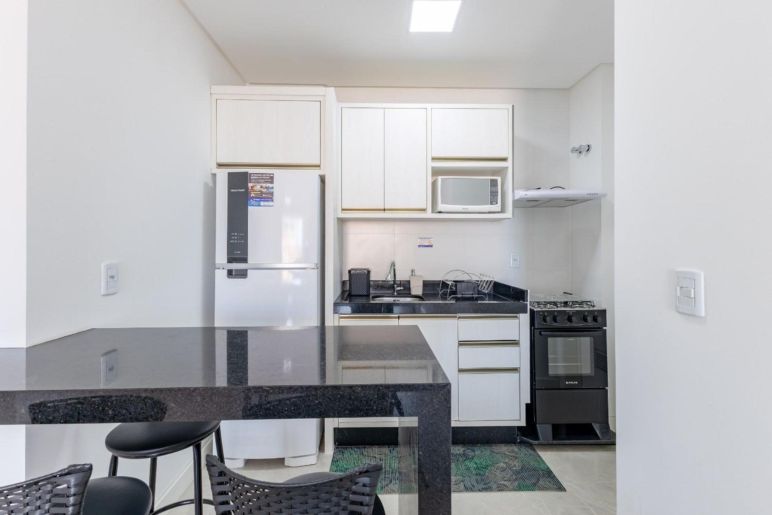 Apartamento em Condomínio com Piscina Pertinho do Mar