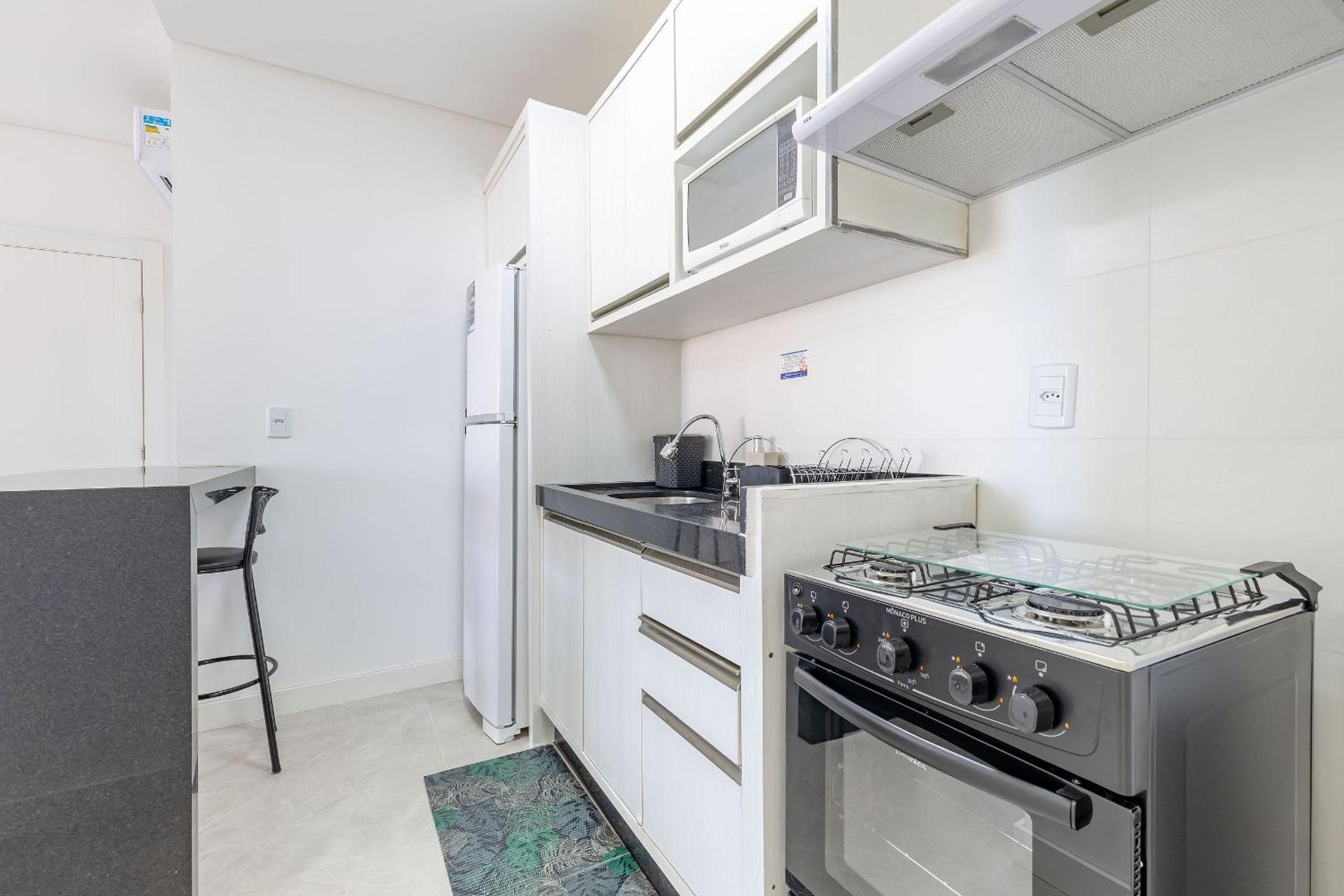 Apartamento em Condomínio com Piscina Pertinho do Mar