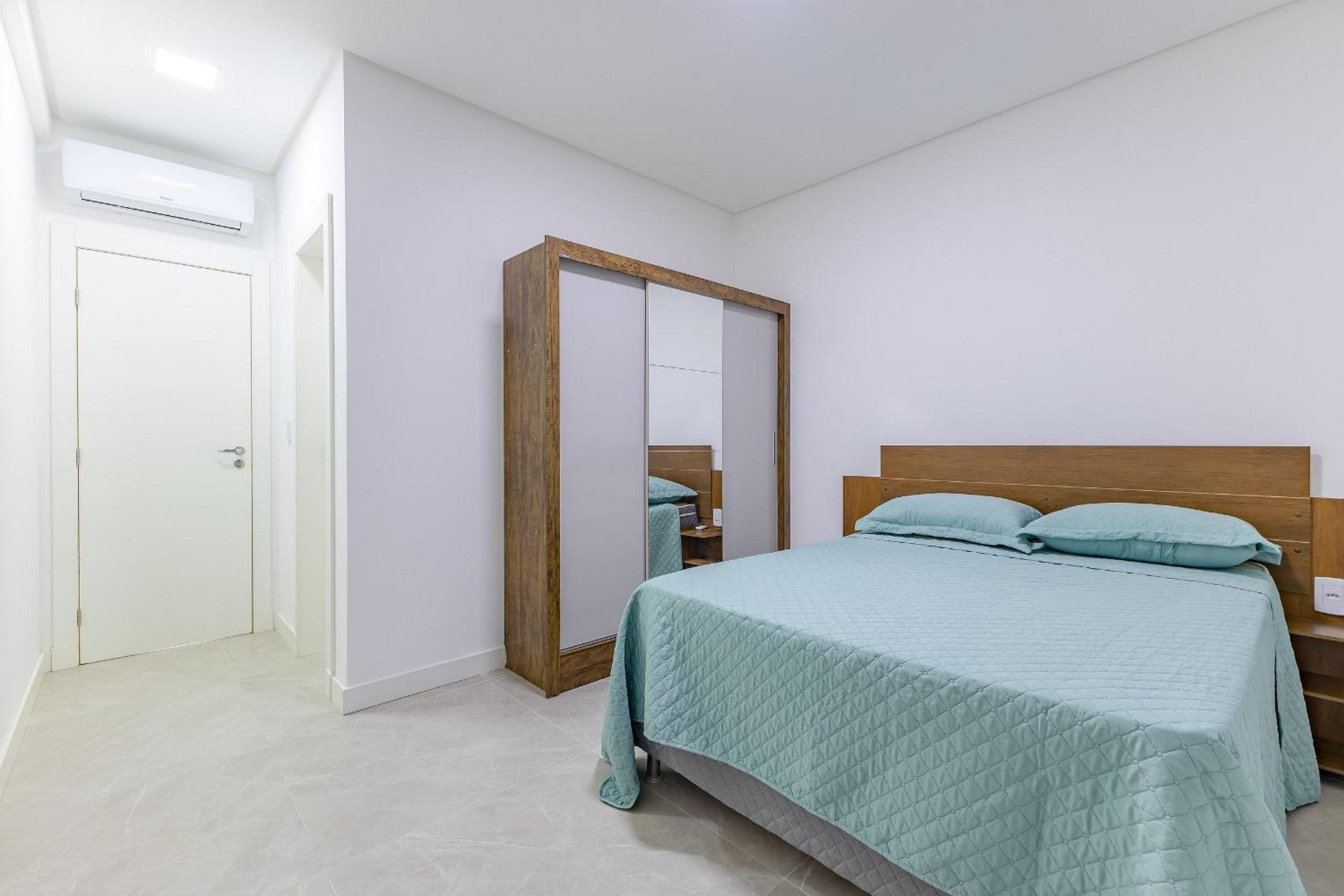 Apartamento em Condomínio com Piscina Pertinho do Mar