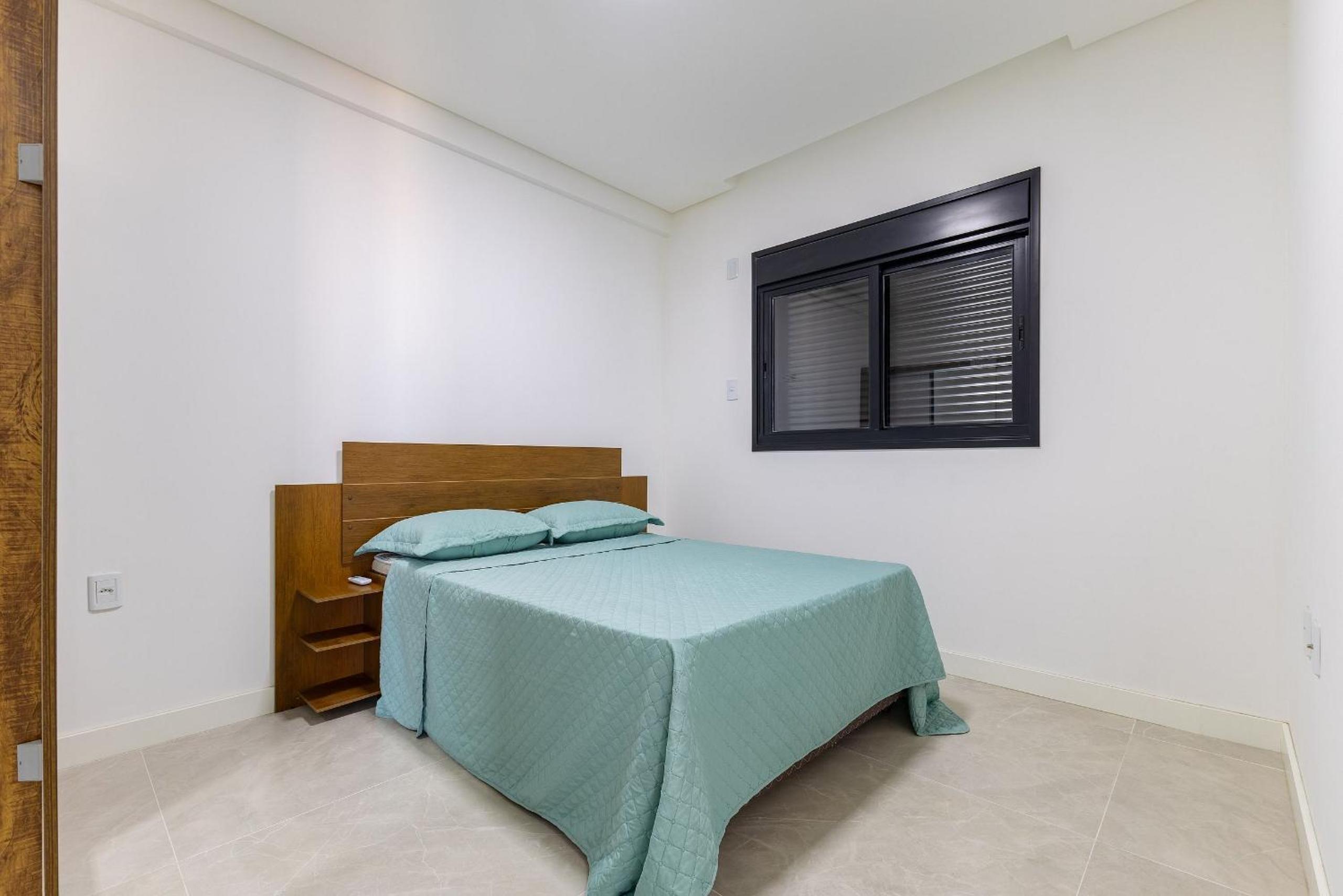 Apartamento em Condomínio com Piscina Pertinho do Mar