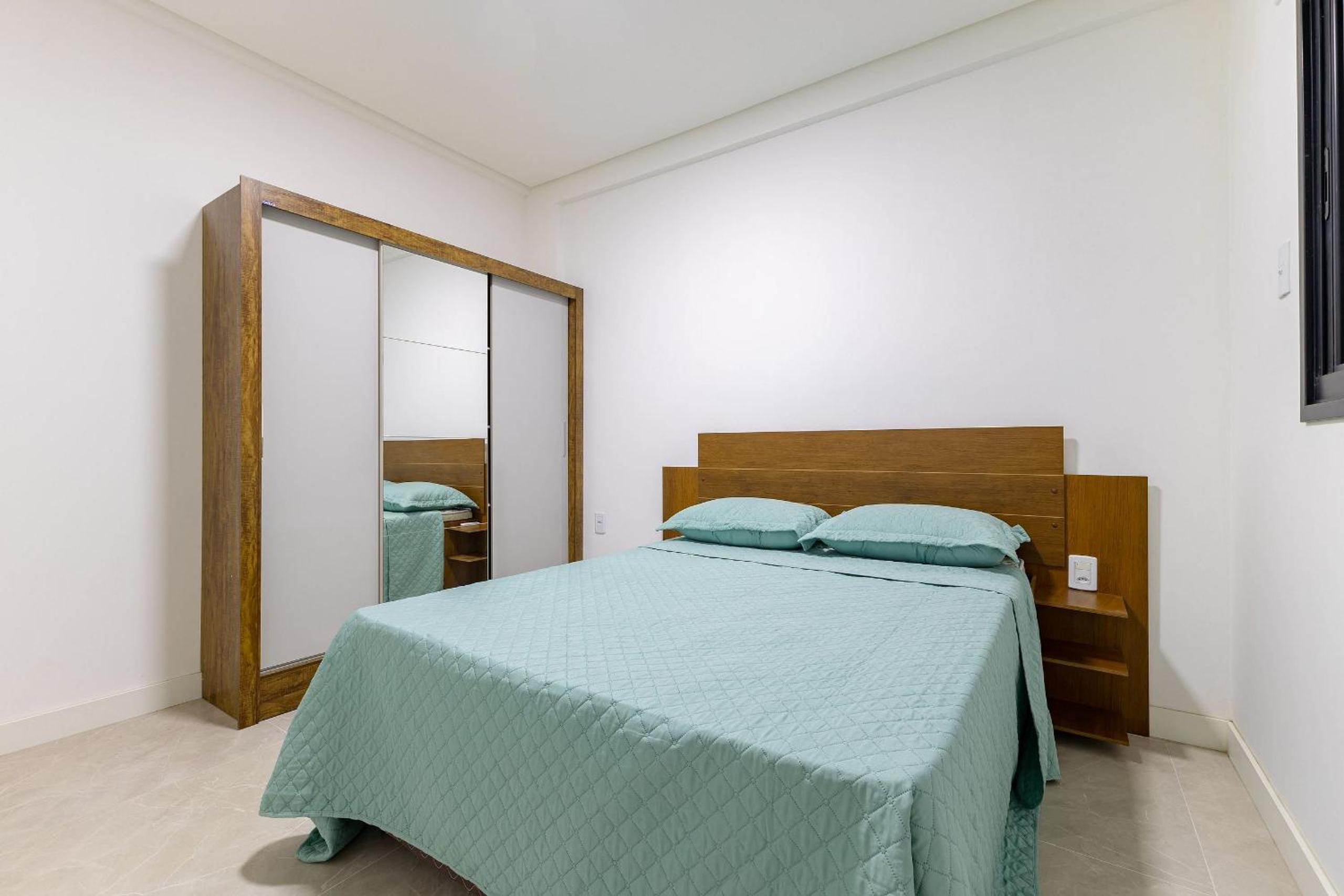 Apartamento em Condomínio com Piscina Pertinho do Mar