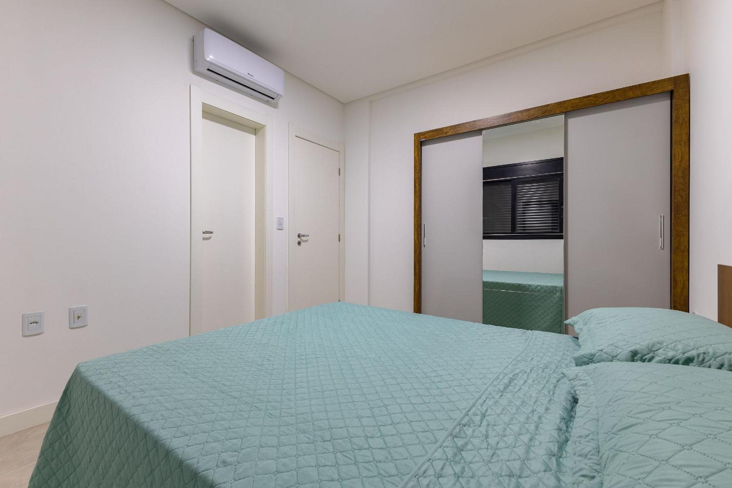 Apartamento em Condomínio com Piscina Pertinho do Mar