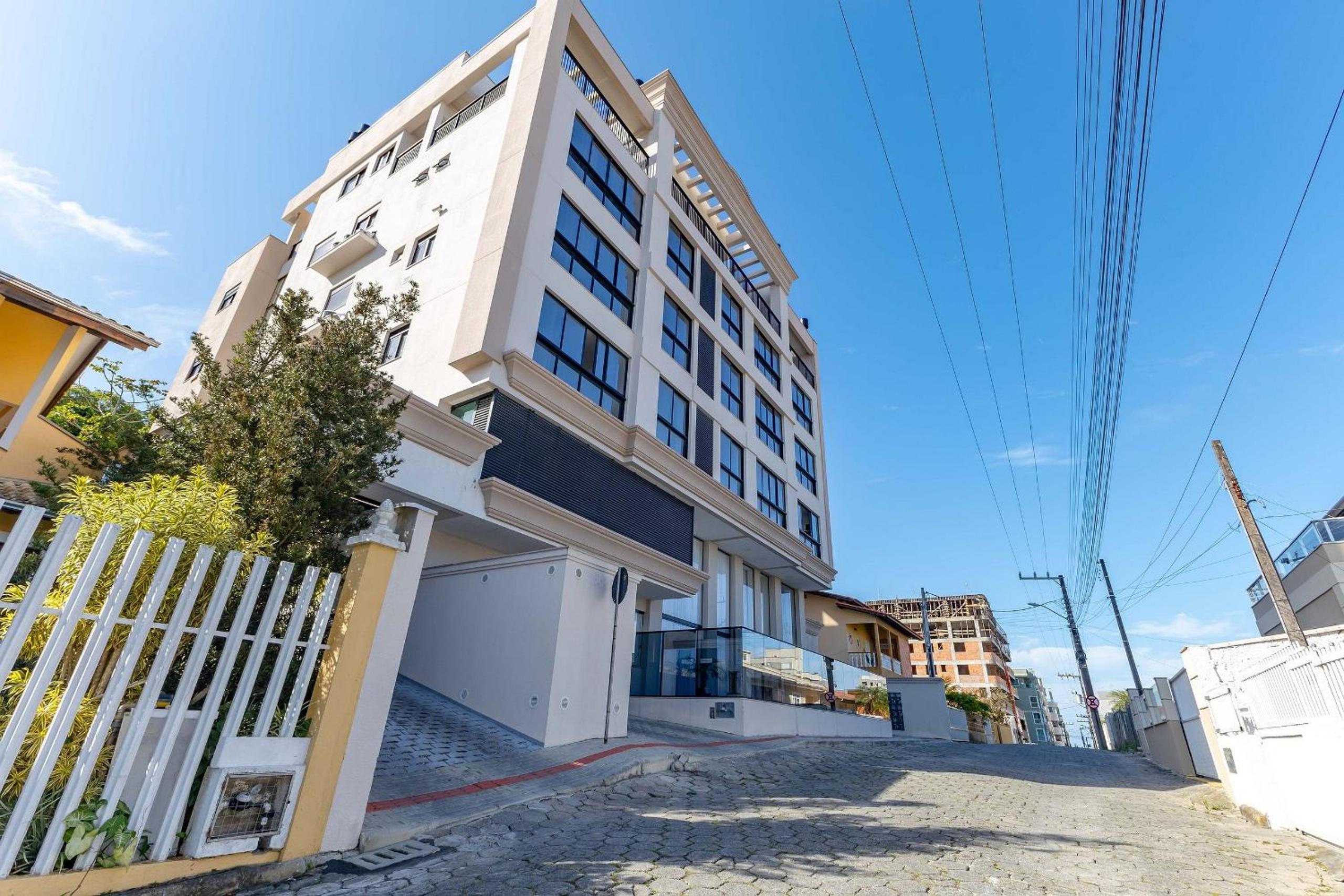 Apartamento em Condomínio com Piscina Pertinho do Mar