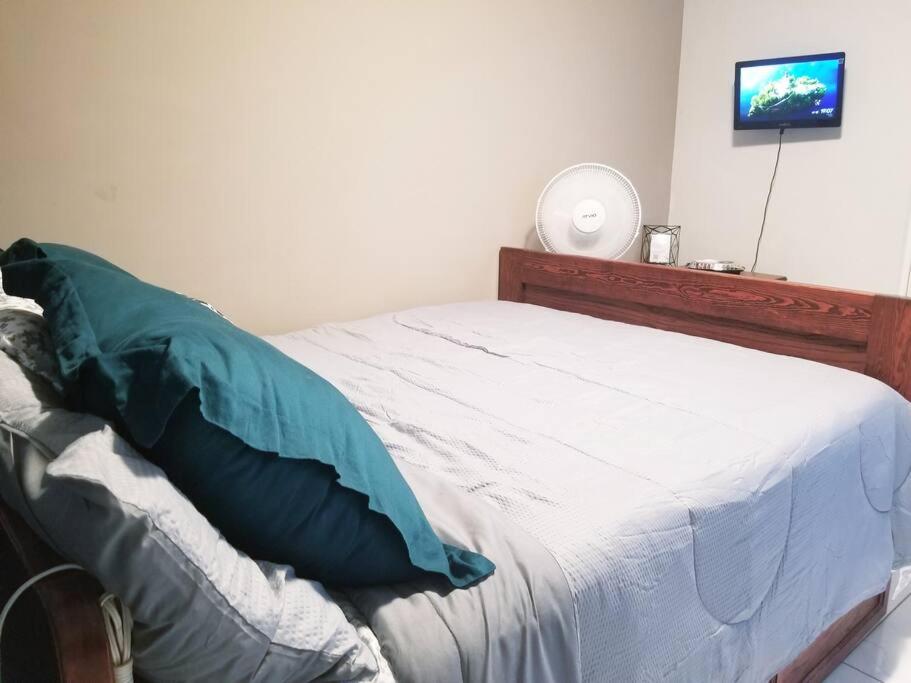 Moderna habitación/baño privada