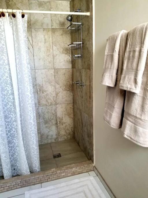 Moderna habitación/baño privada