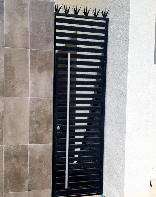 Moderna habitación/baño privada
