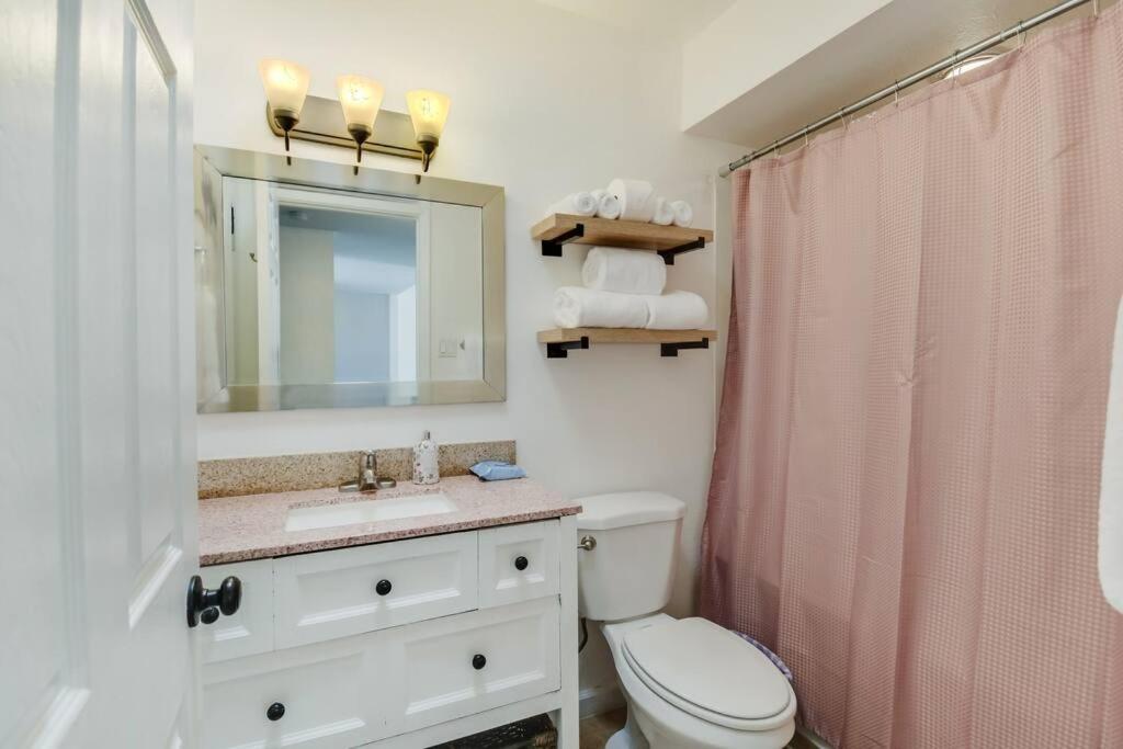 Loma NE Heights 3 bedroom Pool/HotTub! view 5