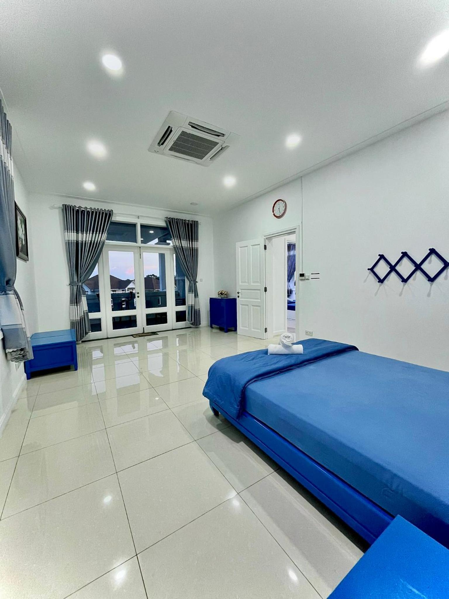 Villa Near the Beach 5 Bedrooms pe24