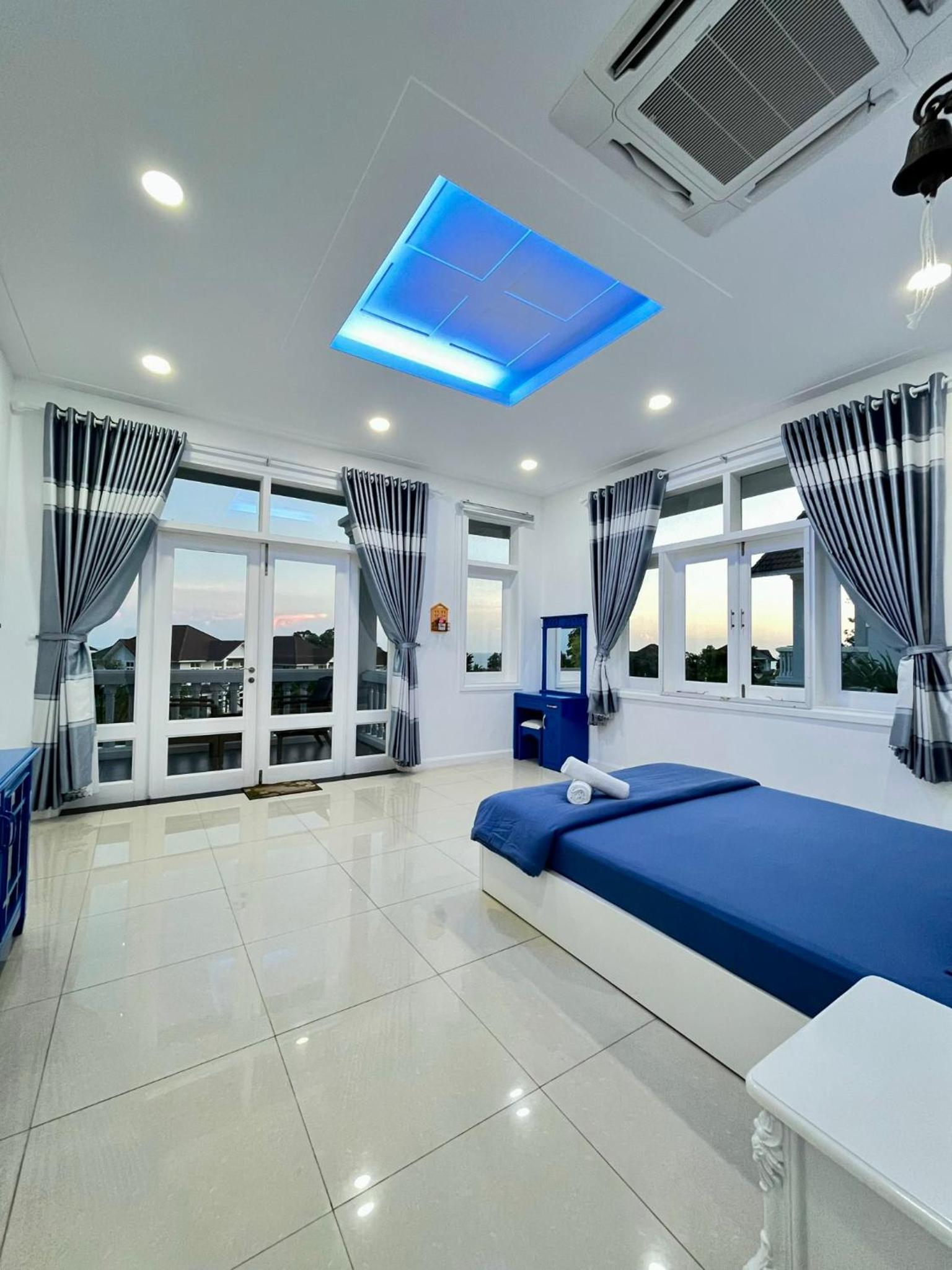 Villa Near the Beach 5 Bedrooms pe24