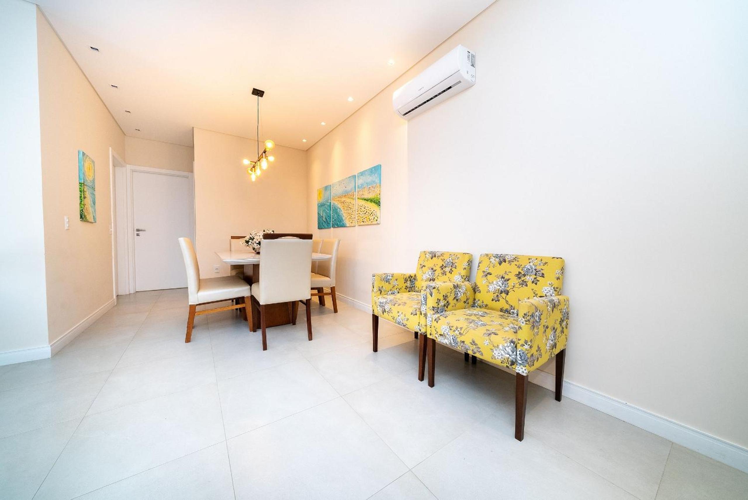 195 - Apartamento com 2 dormitórios a 50m da praia de Mariscal