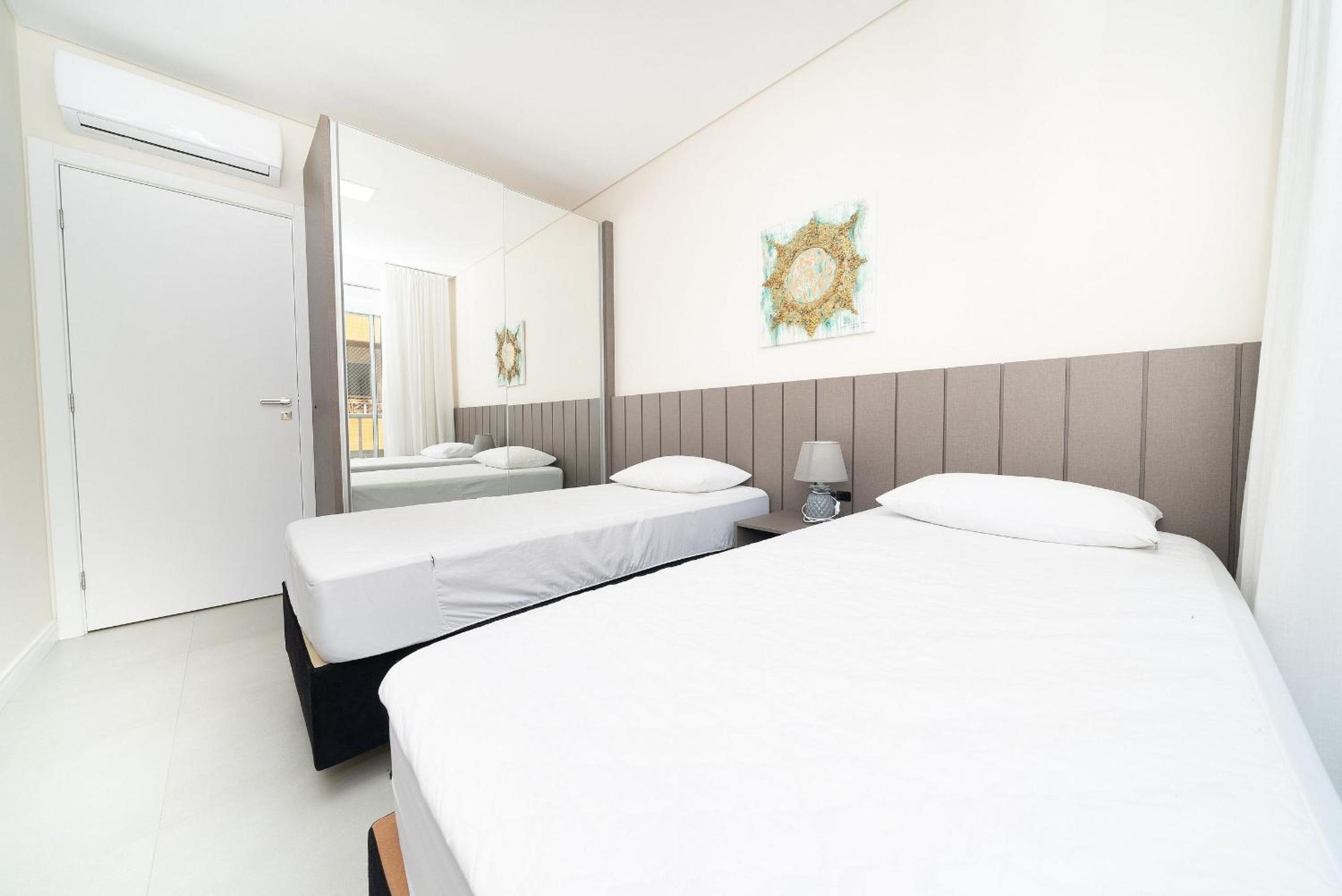 195 - Apartamento com 2 dormitórios a 50m da praia de Mariscal