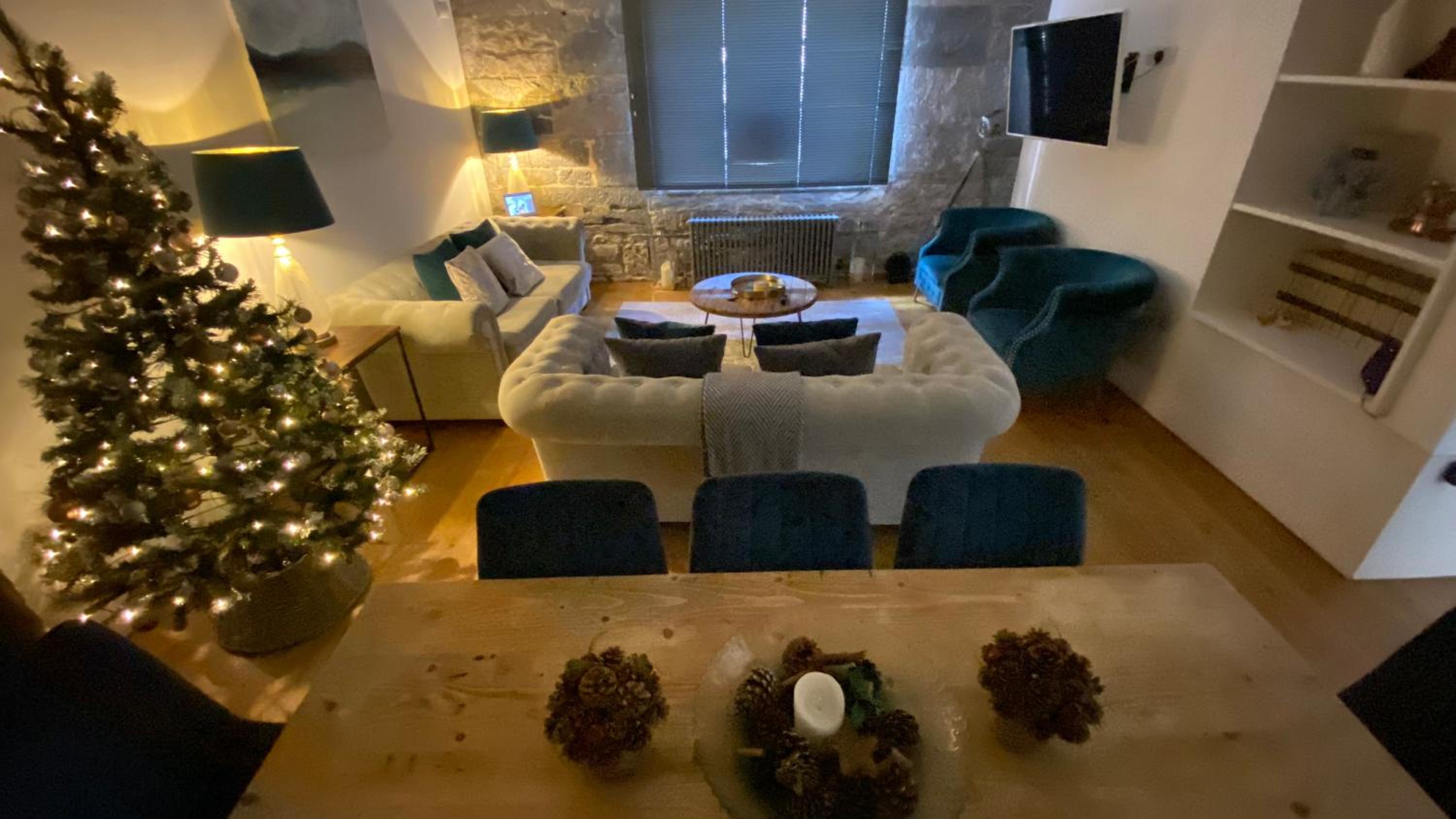 Luxurious "THE BRUCE" - - LARGE FAMILY APARTMENT and Seperate DELUXE STUDIO That CONNECT IN PRIVATE LOBBY - - Beautifully Refurbished - - FREE Onsite PARKI view 4
