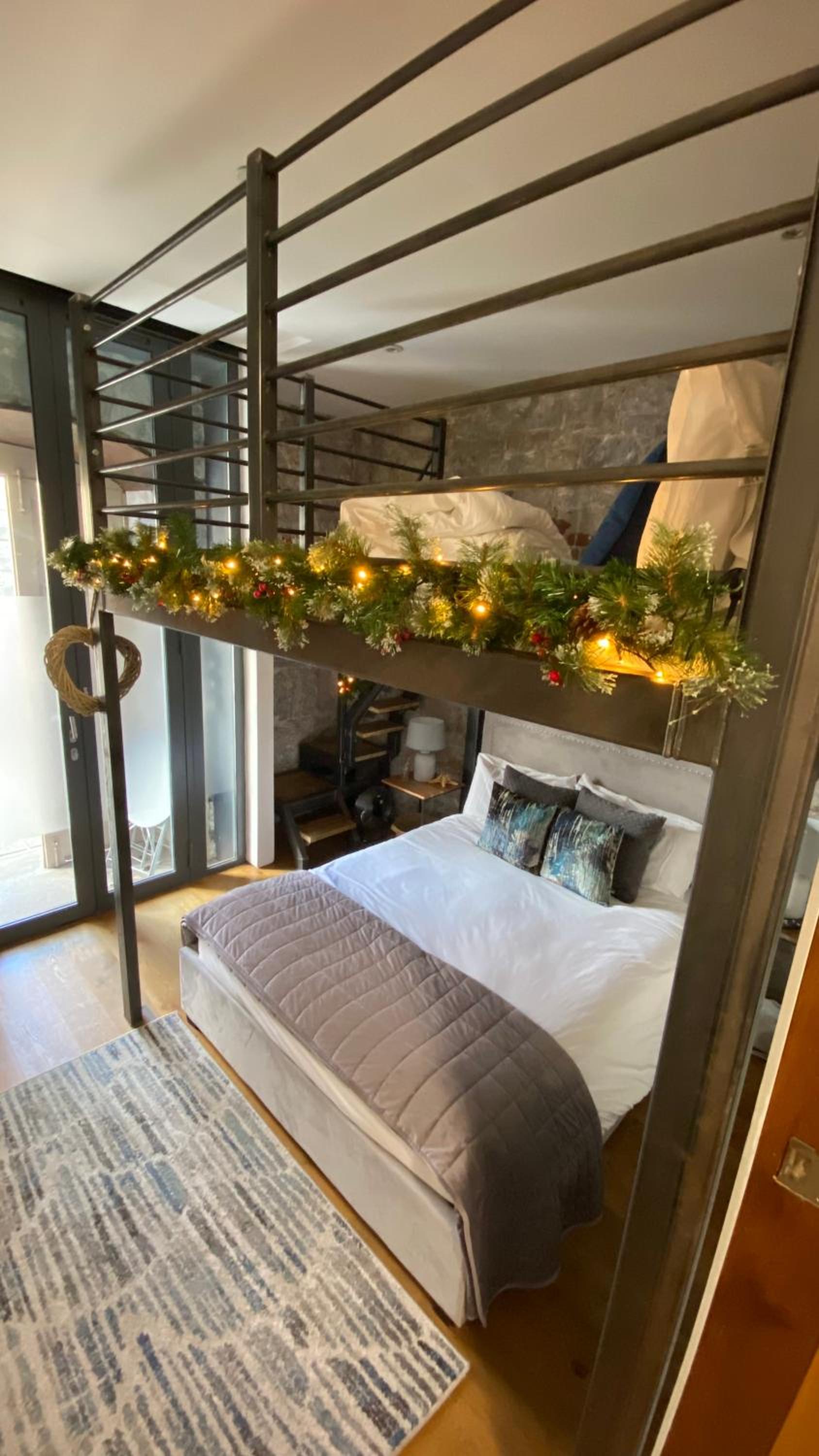 Luxurious "THE BRUCE" - - LARGE FAMILY APARTMENT and Seperate DELUXE STUDIO That CONNECT IN PRIVATE LOBBY - - Beautifully Refurbished - - FREE Onsite PARKI view 3