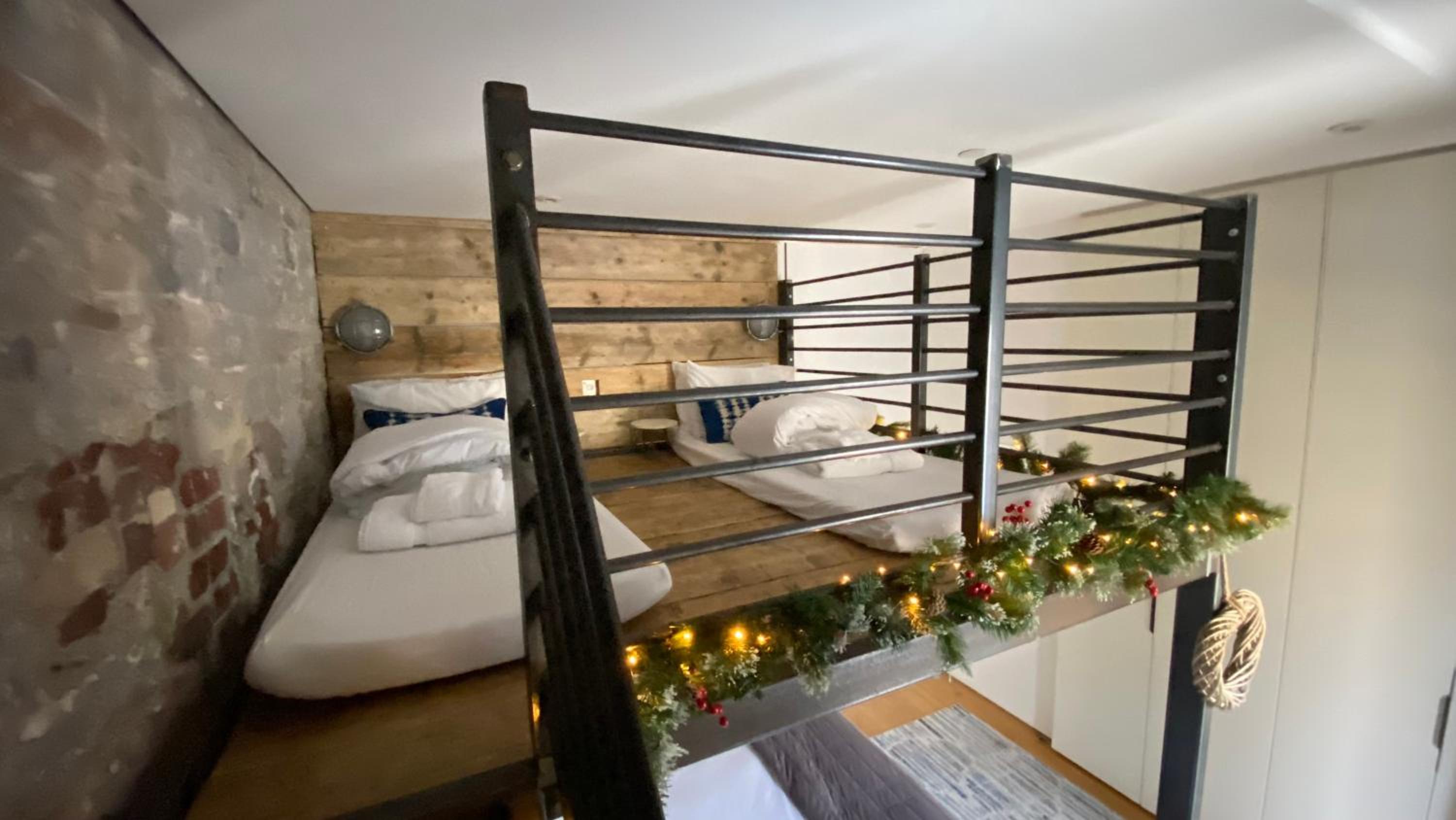 Luxurious "THE BRUCE" - - LARGE FAMILY APARTMENT and Seperate DELUXE STUDIO That CONNECT IN PRIVATE LOBBY - - Beautifully Refurbished - - FREE Onsite PARKI view 5