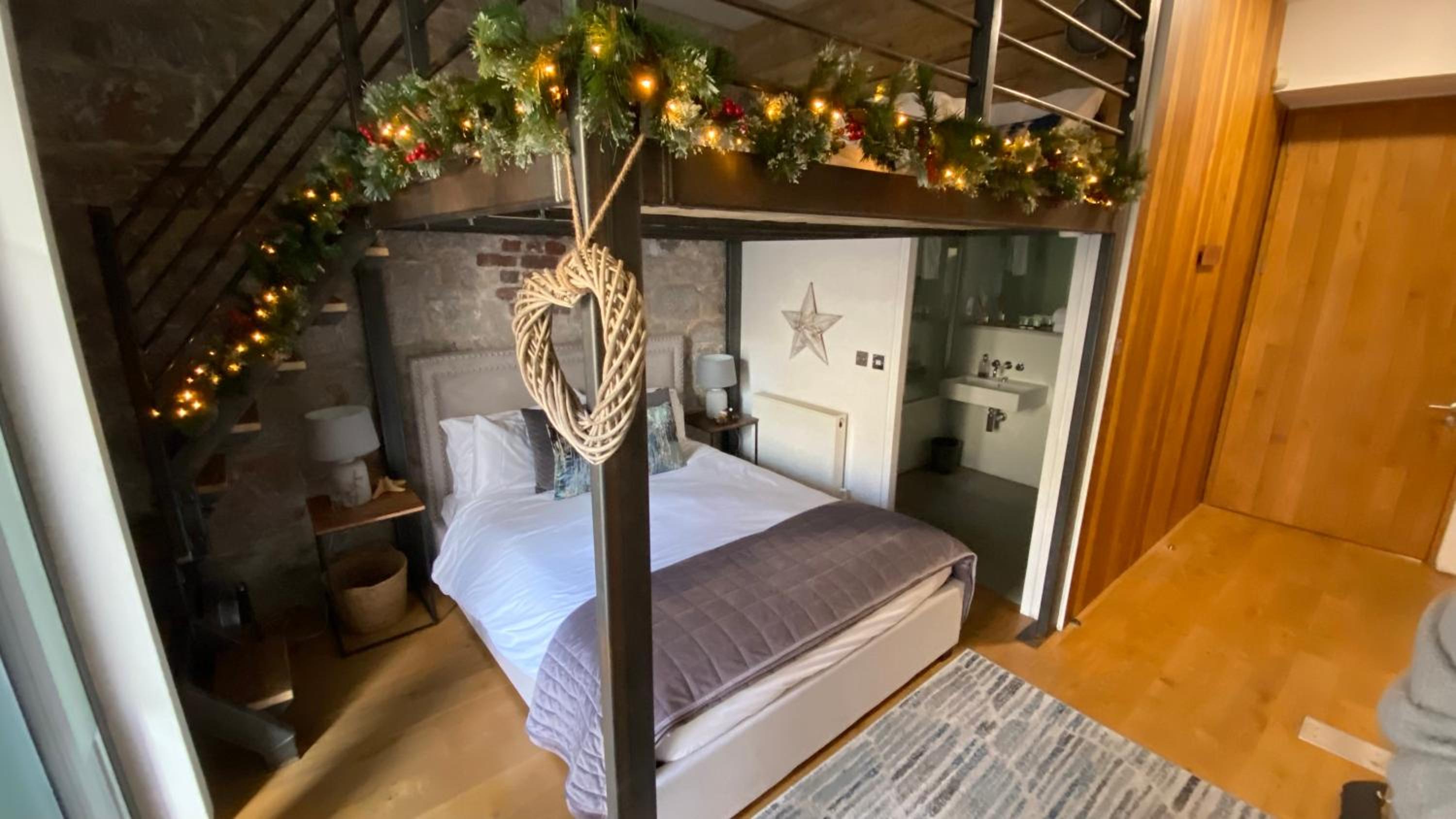 Luxurious "THE BRUCE" - - LARGE FAMILY APARTMENT and Seperate DELUXE STUDIO That CONNECT IN PRIVATE LOBBY - - Beautifully Refurbished - - FREE Onsite PARKI view 2