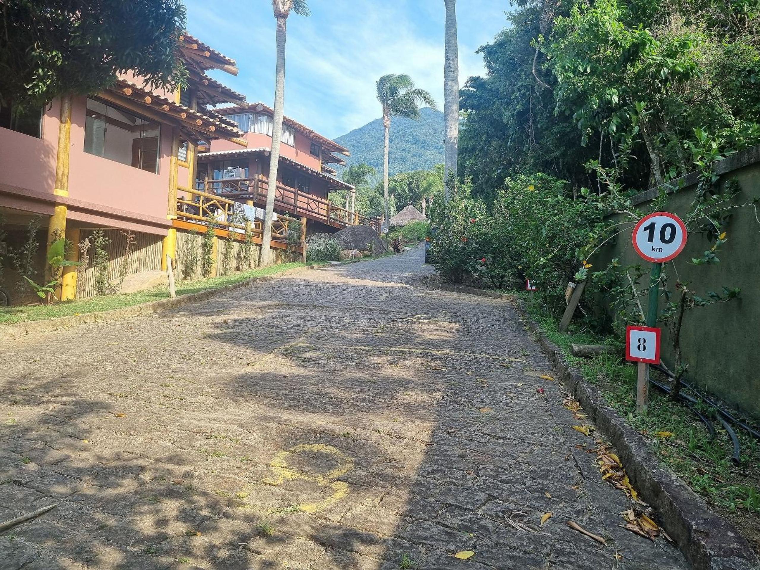 House in a condominium with leisure near the beach