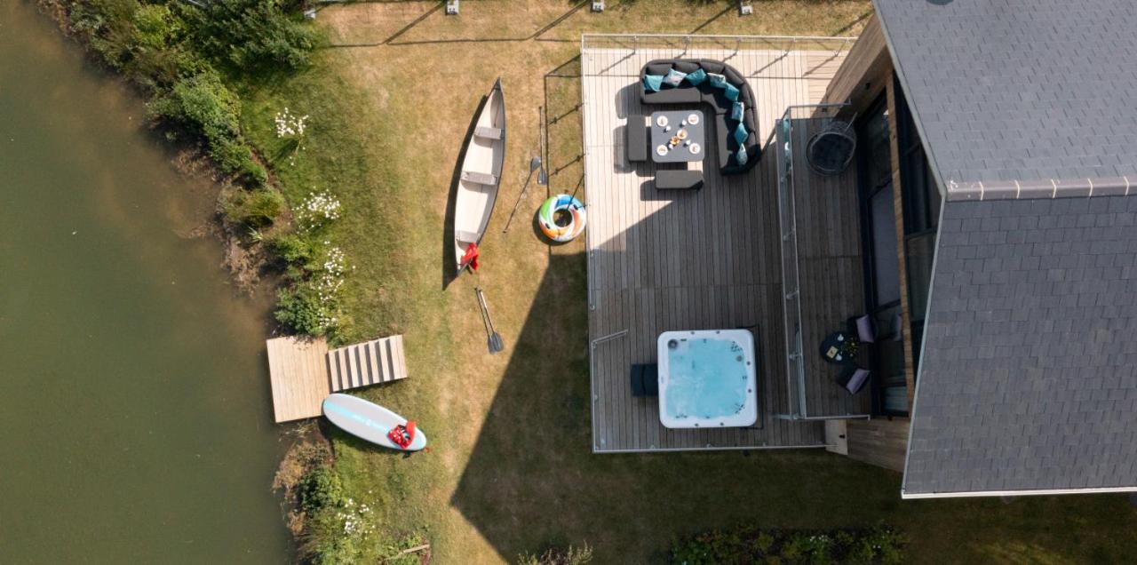 All Aboard ML53 HOT TUB Lakeside Spa view 2