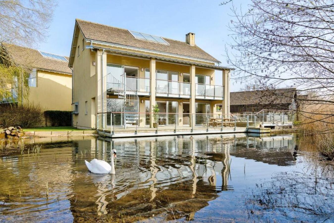 Garden Villa CW70 HOT TUB Lakeside Spa view 2