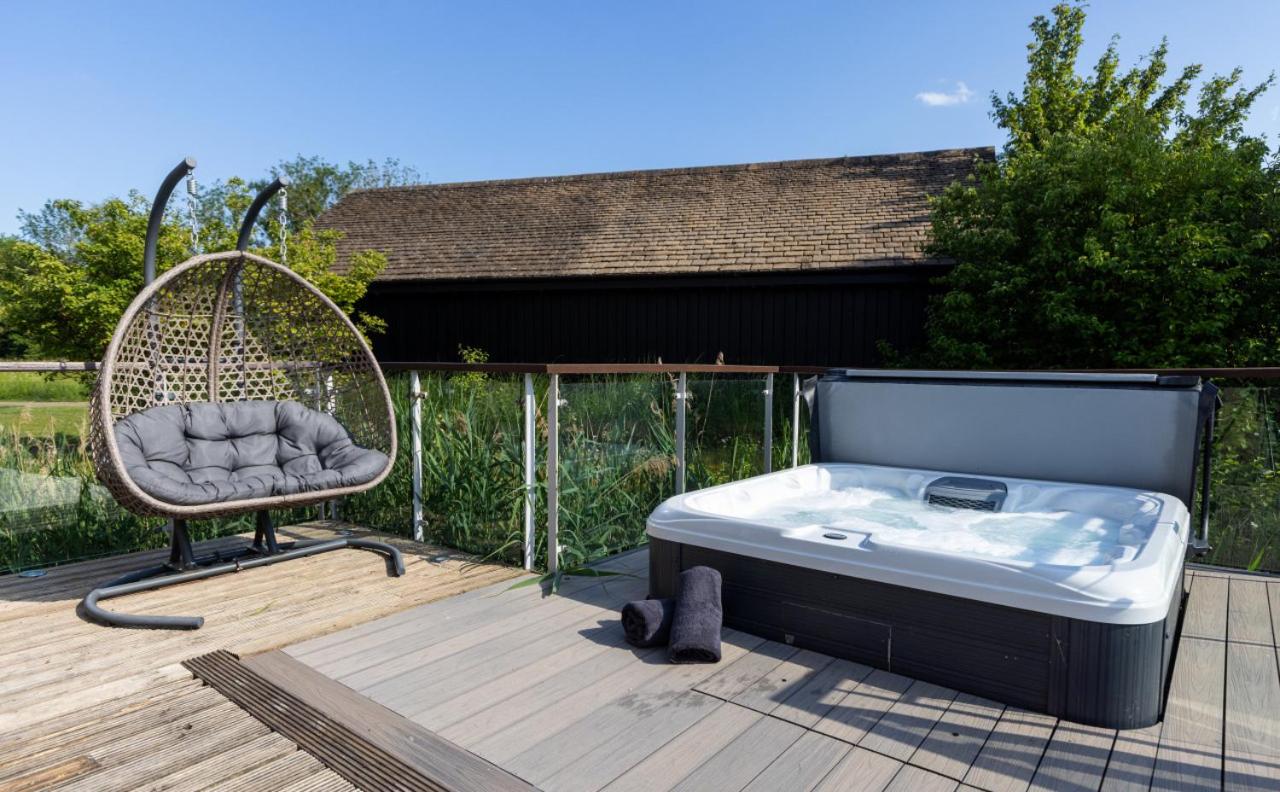 Garden Villa CW70 HOT TUB Lakeside Spa view 4