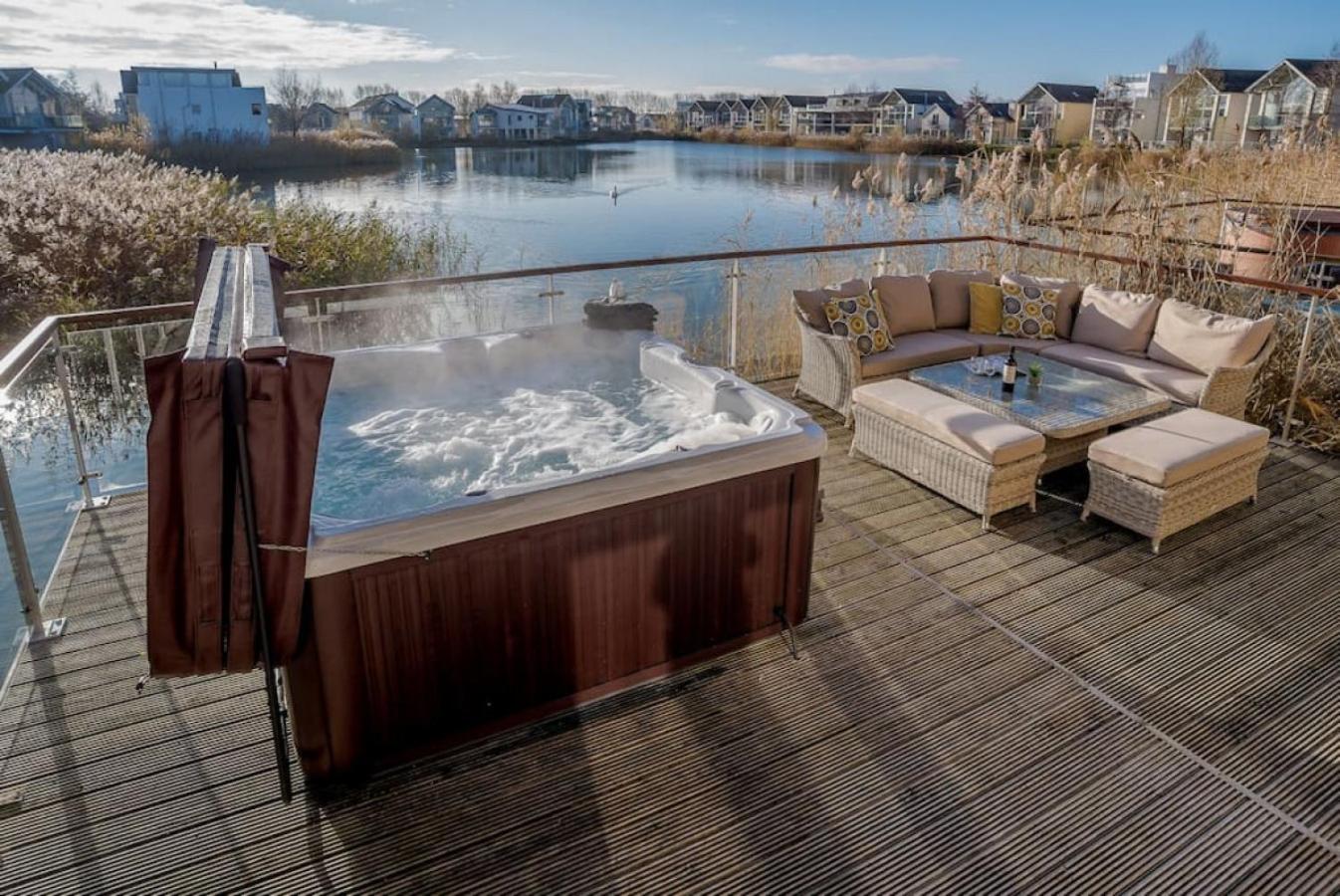 Wren Lodge HM11 HOT TUB Lakeside Spa Property view 3