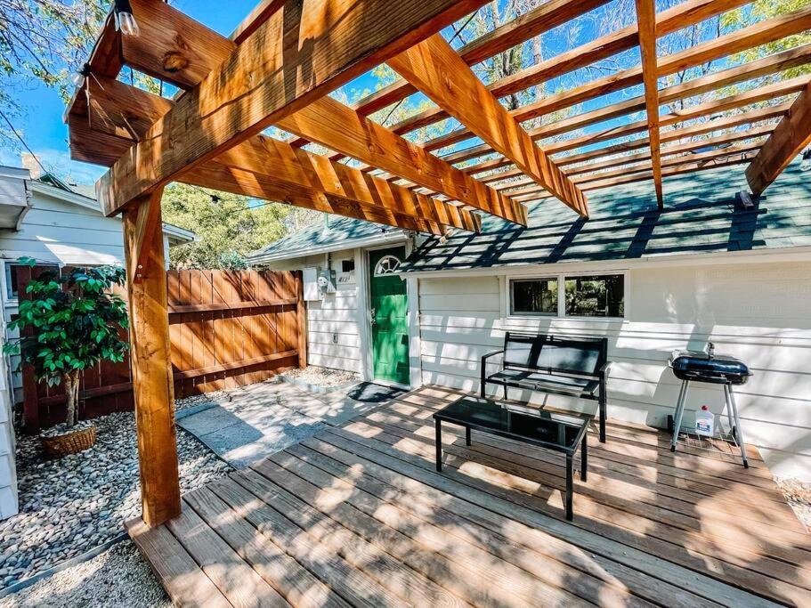 Cozy cottage in the heart of COS - pet friendly view 4