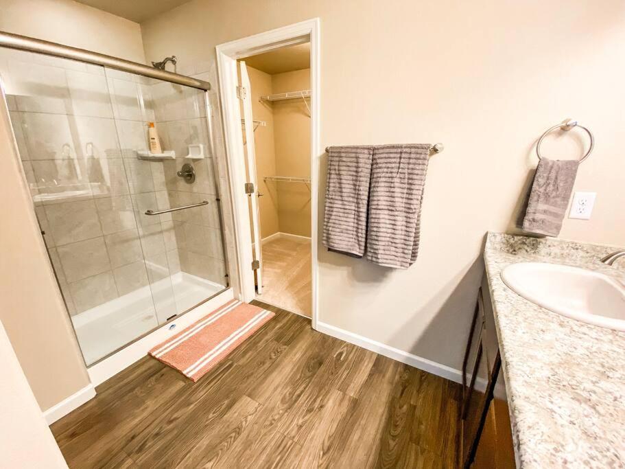 Stylish new home close to downtown view 3