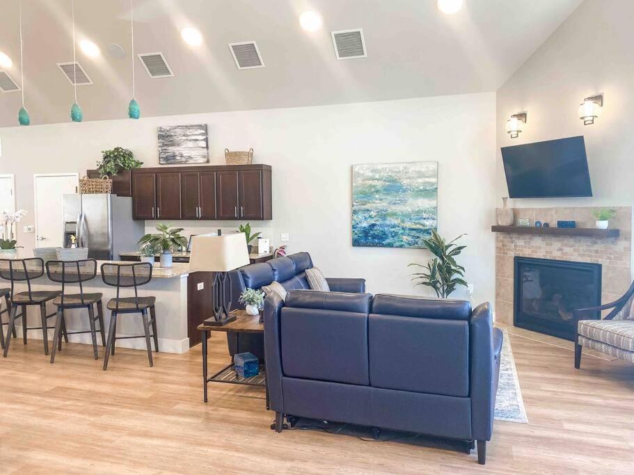 Stylish new home close to downtown view 4