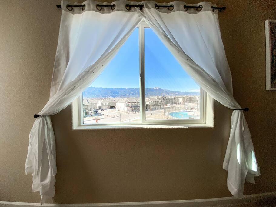 Stylish new home close to downtown view 5