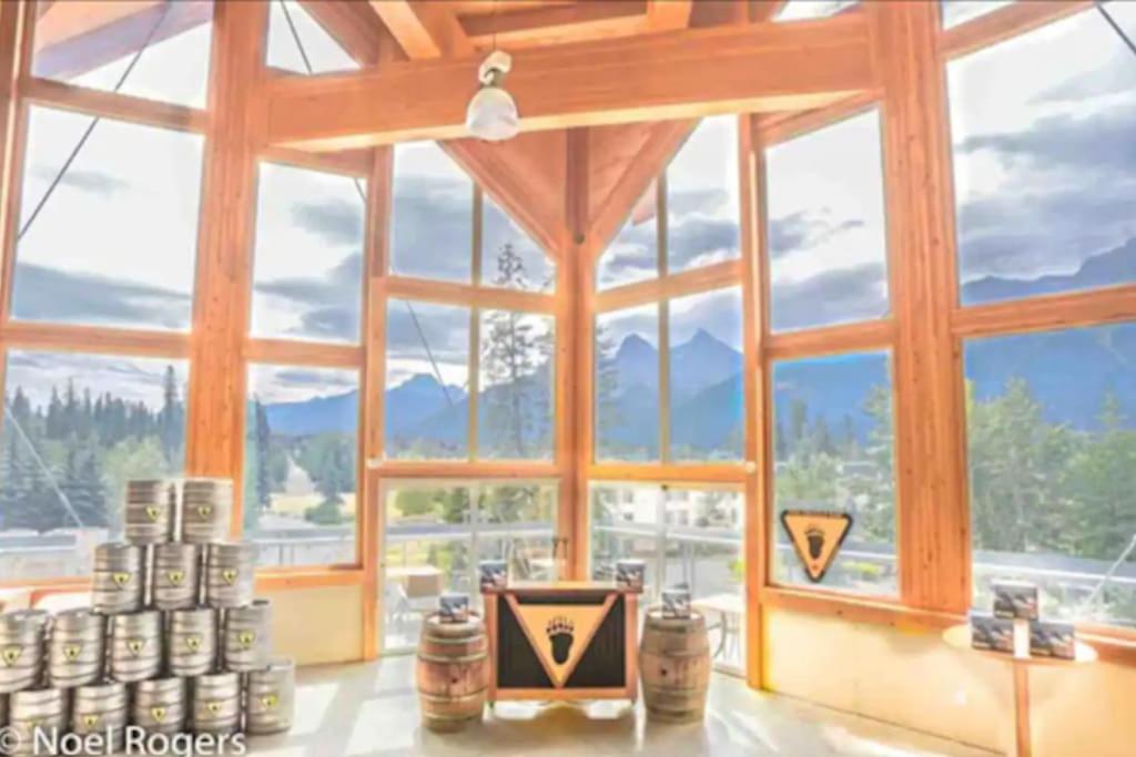 Stunning Mountain Views - Pool&HotTub - King Bed - BBQ