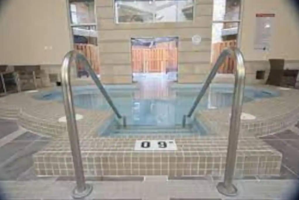 Stunning Mountain Views - Pool&HotTub - King Bed - BBQ
