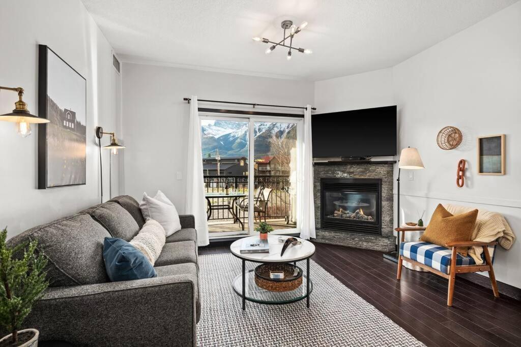 Stunning Mountain Views - Pool&HotTub - King Bed - BBQ