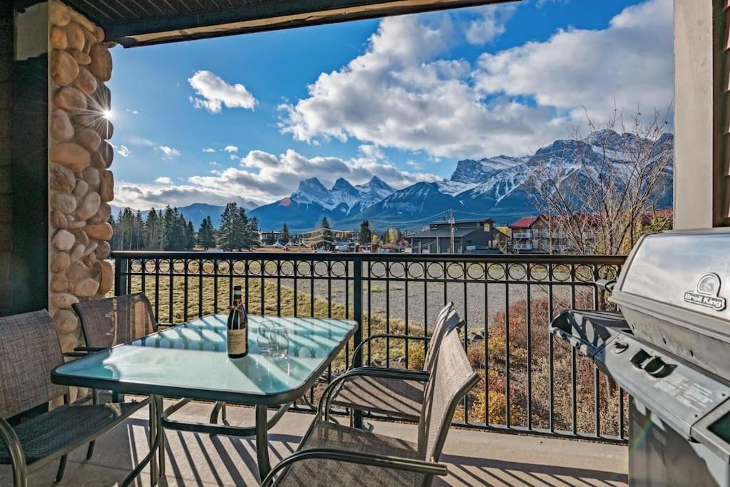 Stunning Mountain Views - Pool&HotTub - King Bed - BBQ
