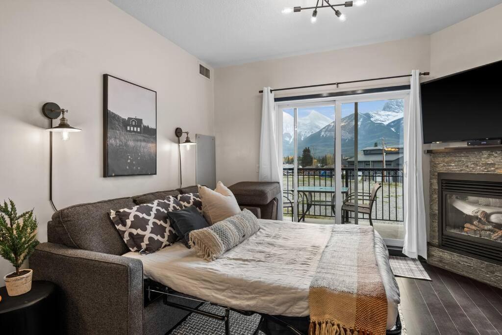 Stunning Mountain Views - Pool&HotTub - King Bed - BBQ