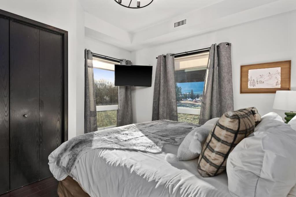 Stunning Mountain Views - Pool&HotTub - King Bed - BBQ