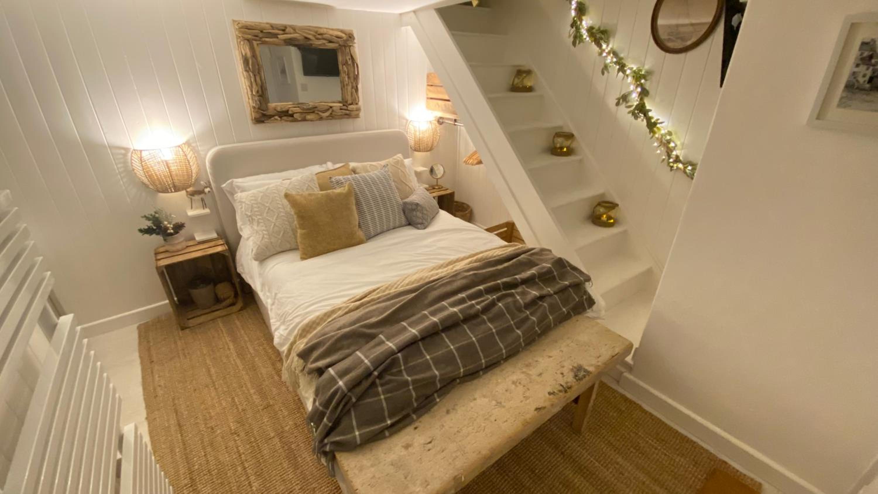 SMUGGLERS HIDE COTTAGE and separate but connecting SMUGGLERS CABIN - - In a beautifully renovated fishermans cottage - - HARBOUR VIEWS - - BEACH only 10 me, photo 17
