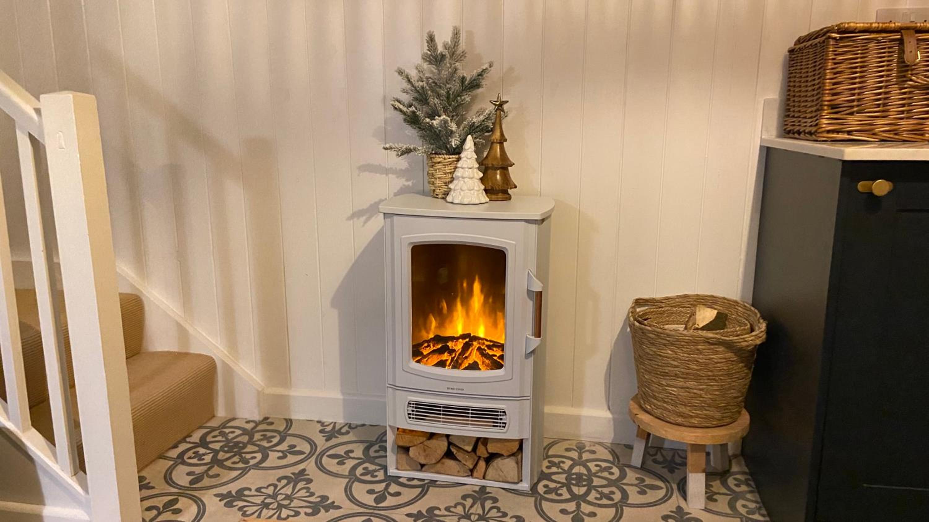 SMUGGLERS HIDE COTTAGE and separate but connecting SMUGGLERS CABIN - - In a beautifully renovated fishermans cottage - - HARBOUR VIEWS - - BEACH only 10 me, photo 30