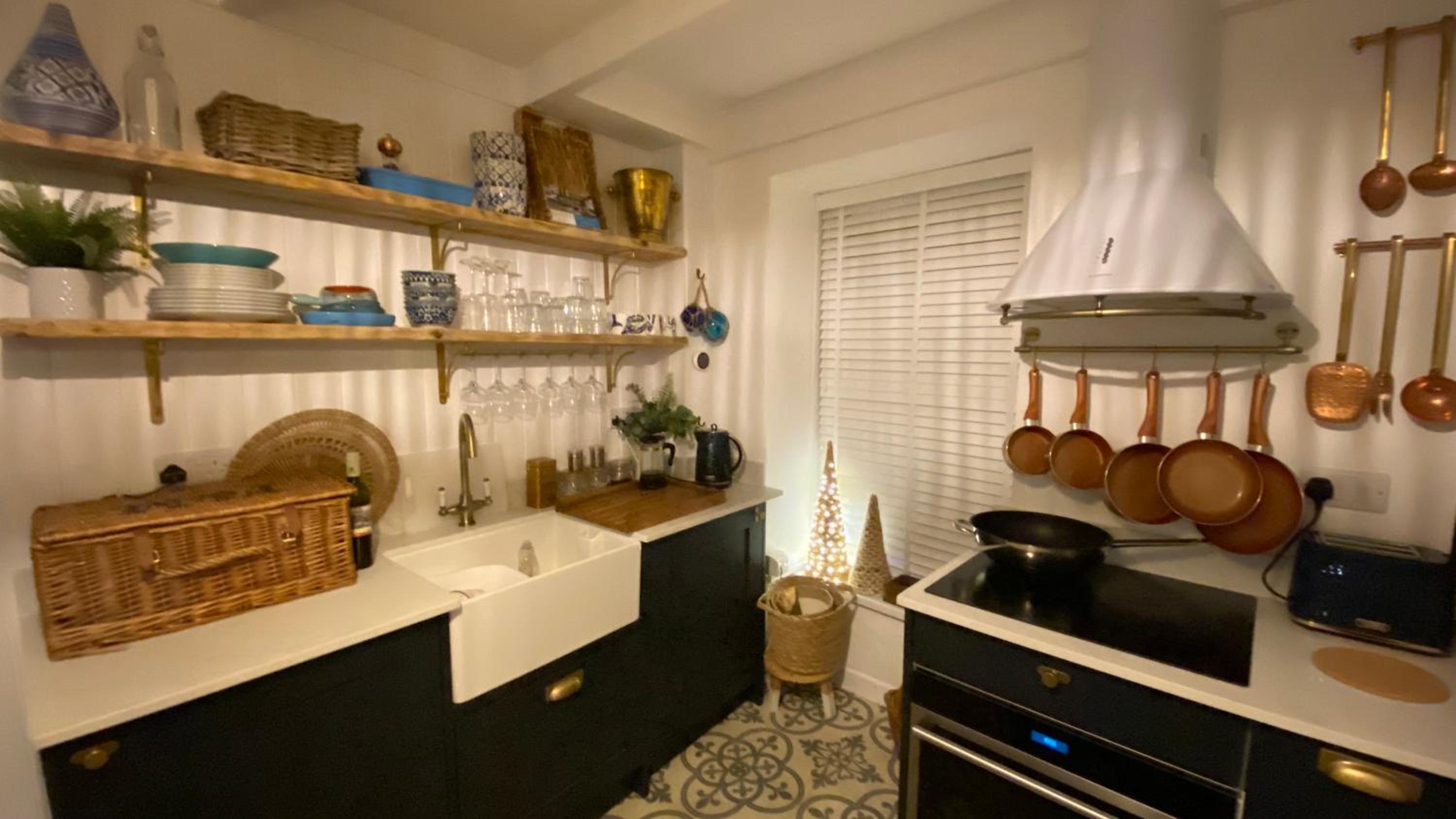 SMUGGLERS HIDE COTTAGE and separate but connecting SMUGGLERS CABIN - - In a beautifully renovated fishermans cottage - - HARBOUR VIEWS - - BEACH only 10 me
