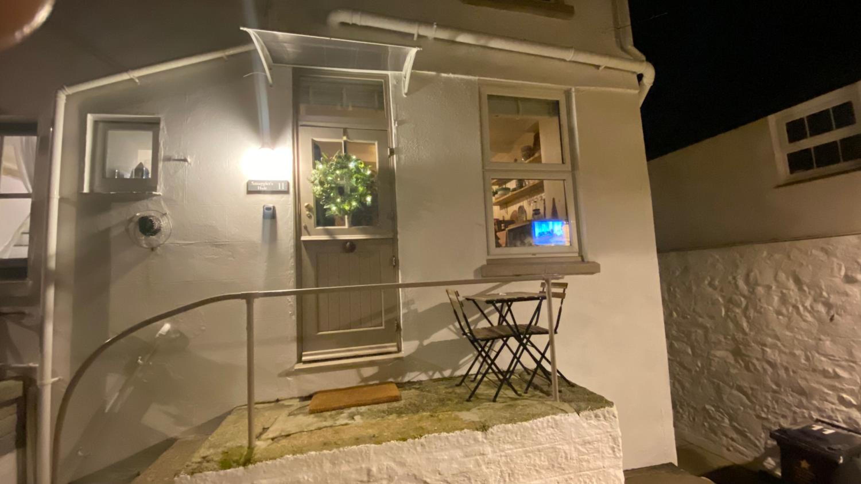SMUGGLERS HIDE COTTAGE and separate but connecting SMUGGLERS CABIN - - In a beautifully renovated fishermans cottage - - HARBOUR VIEWS - - BEACH only 10 me, photo 14