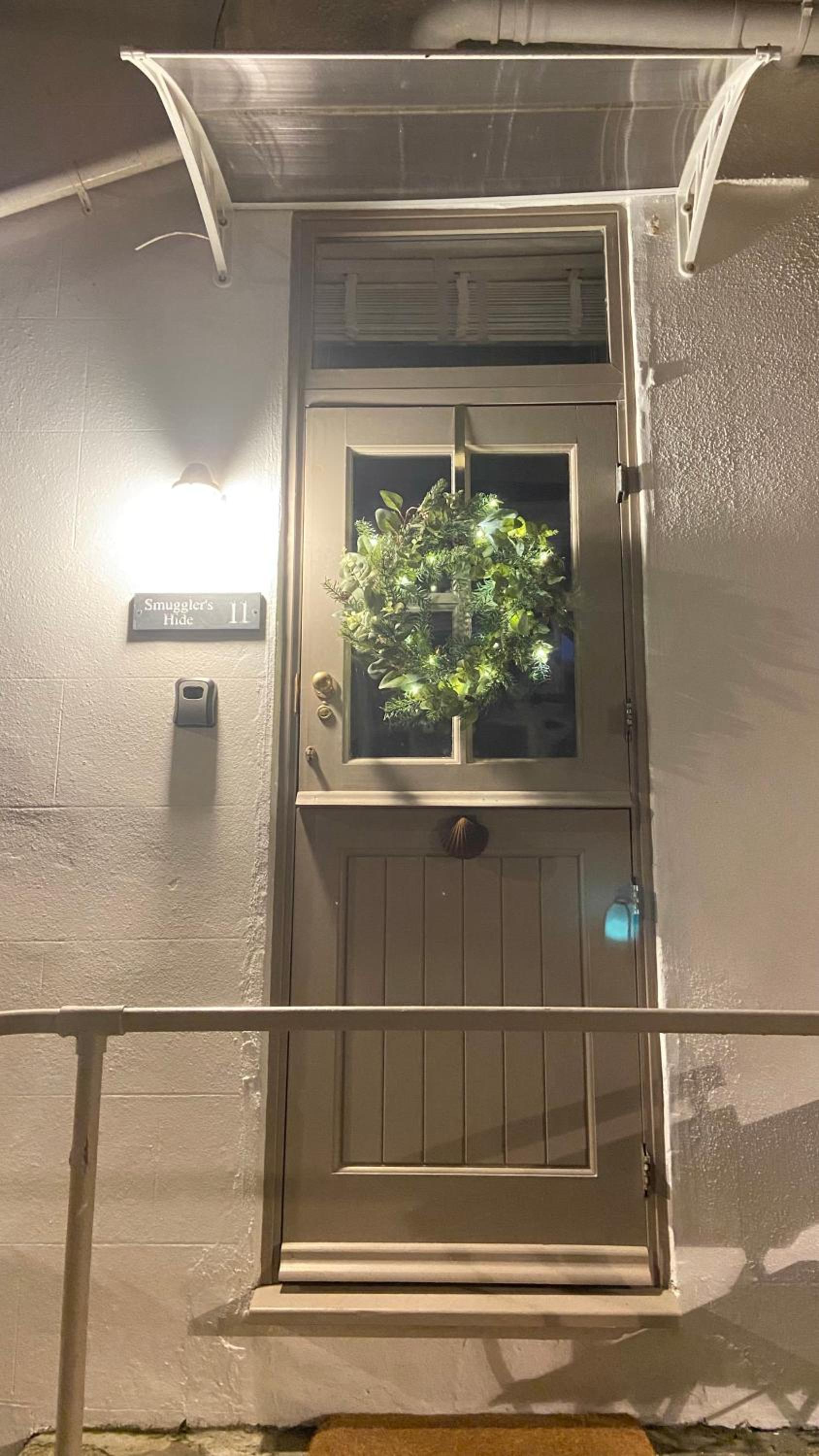 SMUGGLERS HIDE COTTAGE and separate but connecting SMUGGLERS CABIN - - In a beautifully renovated fishermans cottage - - HARBOUR VIEWS - - BEACH only 10 me, photo 56