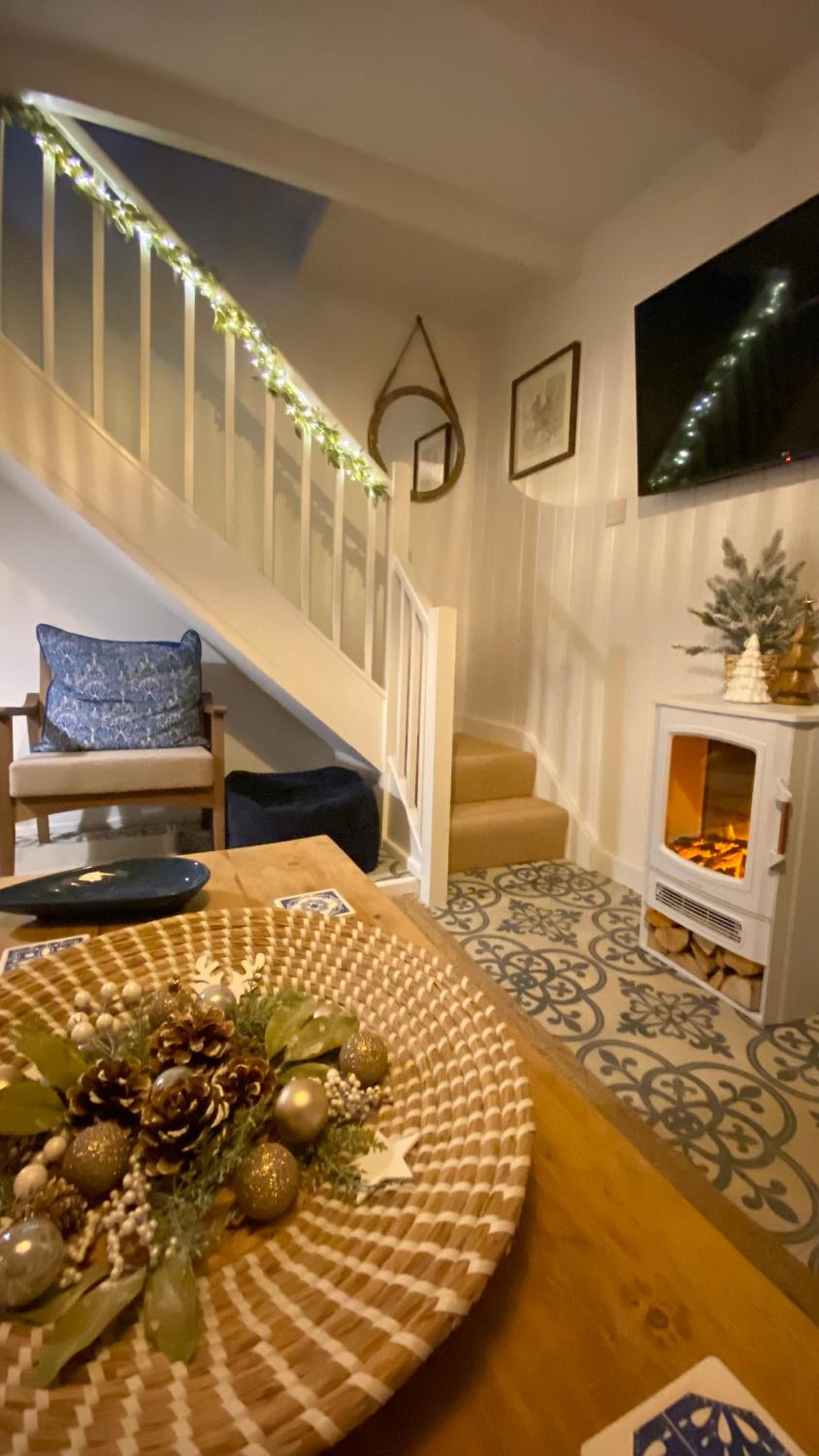 SMUGGLERS HIDE COTTAGE and separate but connecting SMUGGLERS CABIN - - In a beautifully renovated fishermans cottage - - HARBOUR VIEWS - - BEACH only 10 me, photo 38