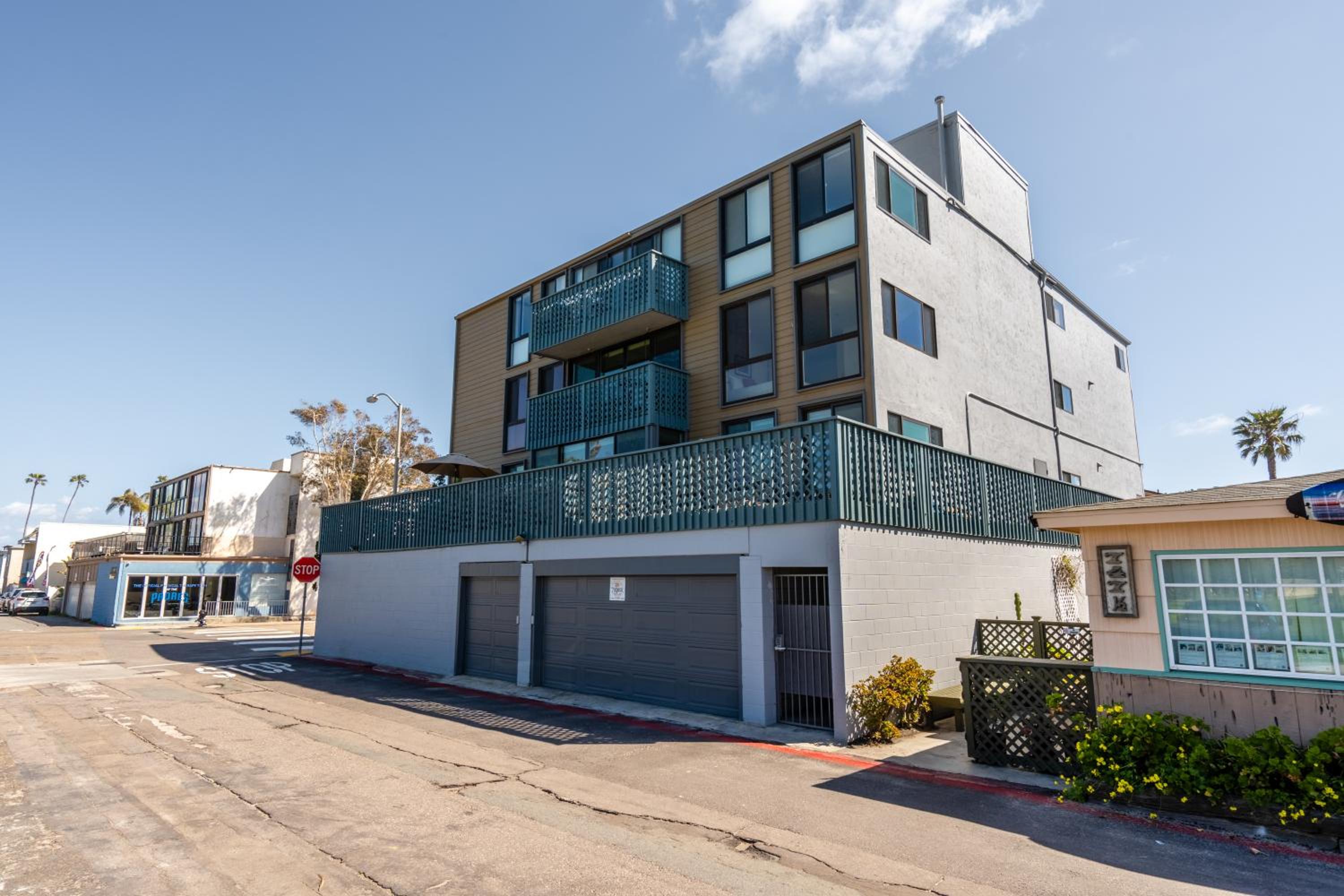 Belmont Ocean Views - Massive Private Deck, Grill & Parking view 4