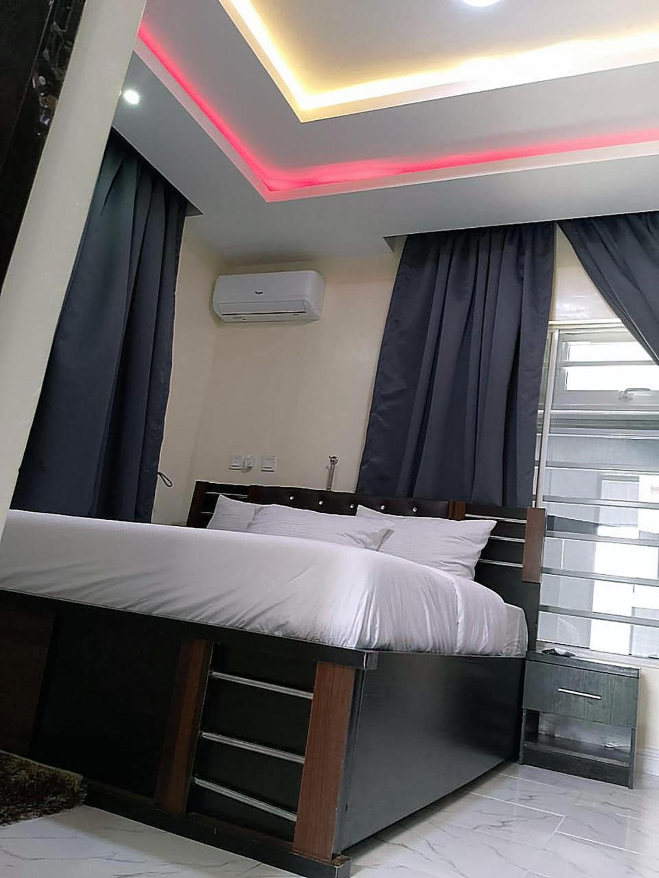 JKA 1-BEDROOM-Apart 24HRS POWER Unlimited WIFI , GARDEN PATIO AREA ,FREE DAILY HOUSEKEEPING view 3