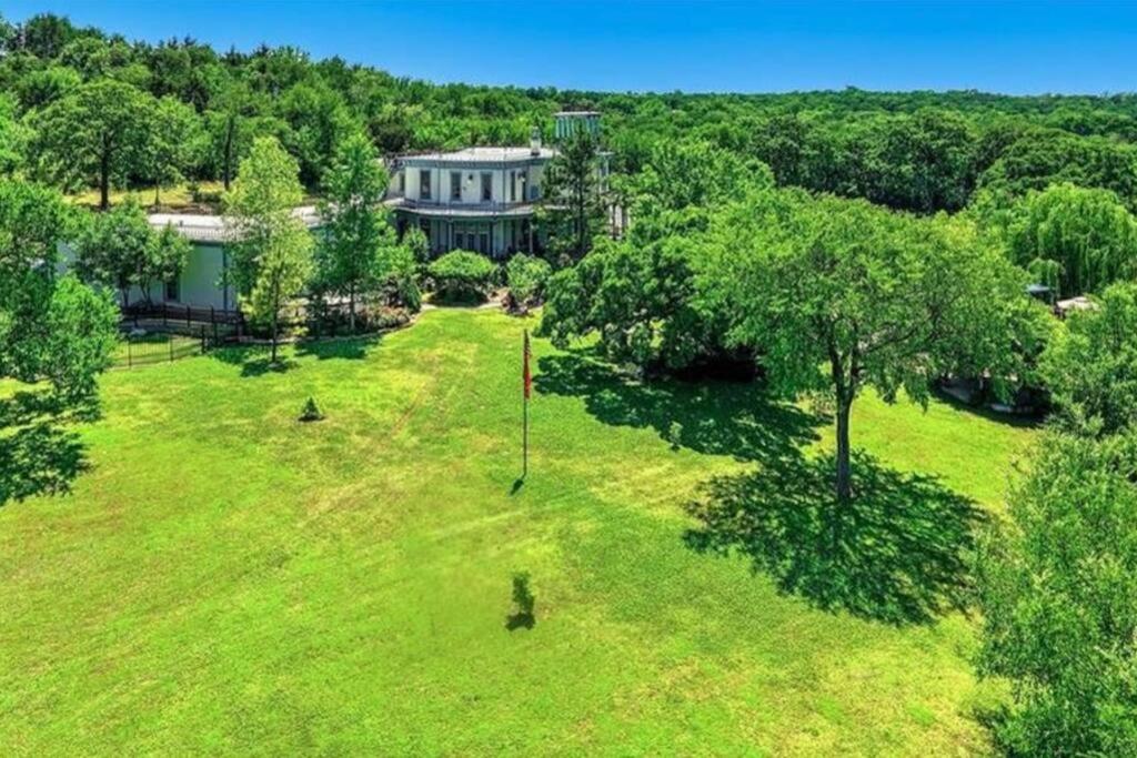 Historical Mansion - Braun Manor