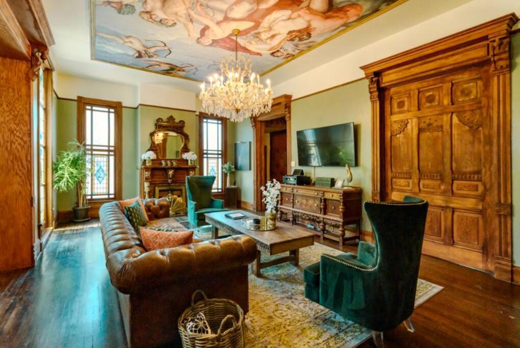 Historical Mansion - Braun Manor