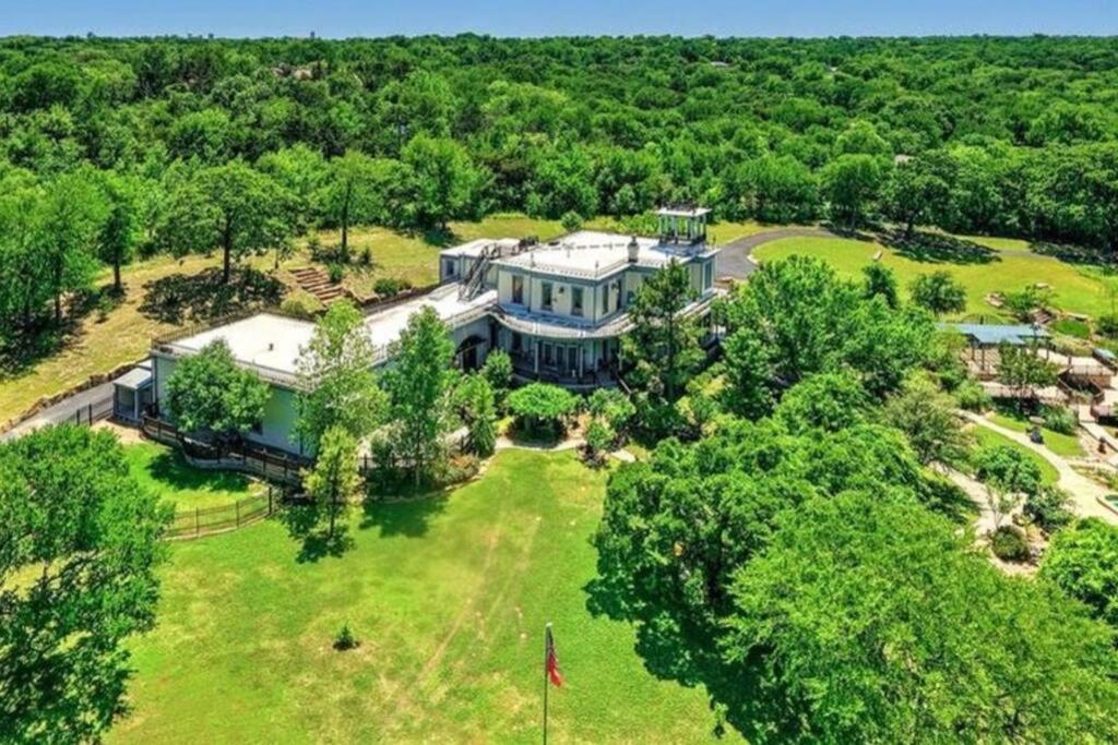 Historical Mansion - Braun Manor