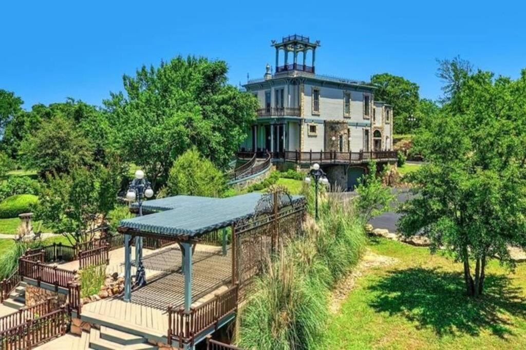 Historical Mansion - Braun Manor
