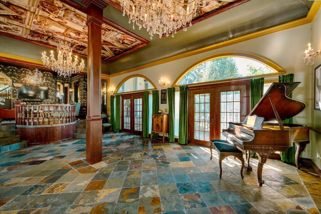 Historical Mansion - Braun Manor