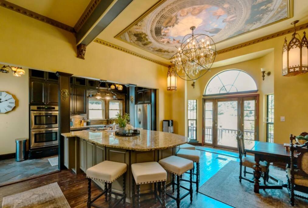 Historical Mansion - Braun Manor
